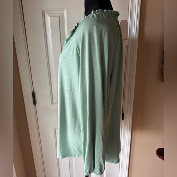 Wonderly Green Women's Top NWT - Picture 10 of 10